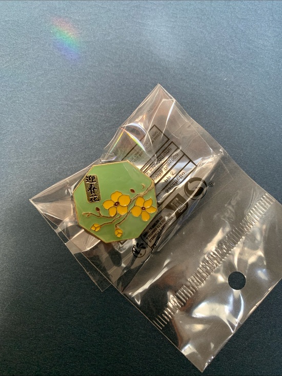 The Unbranded Brand Jewelry - Elegant & Stylish Green Enamel Floral Octagon Brooch w/Yellow Blossoms.Brand New